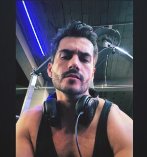 Irving Peña Instagram - Y se fue la@greña jajajaja 💇‍♂️💈