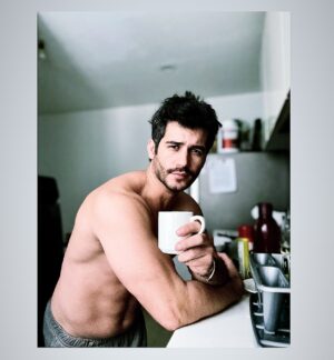 Irving Peña Instagram - Si te invito un café ?  Que chisme me contarías ? 😂😂😂😂😂😂😂