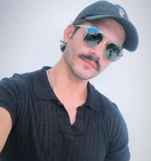 Irving Peña Instagram - Atuendo de señor les gusta ? 🥸😂😂💪🏼