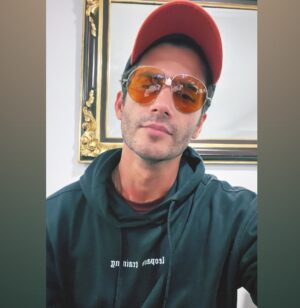 Irving Peña Instagram - Vean la joya que encontré enamorado de mis nuevos lentes 😎
