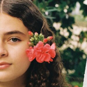 Isaac Alfaiate Instagram - Para comemorar a chegada da primavera aqui vai uma foto da minha prima linda Madalena 🌸

#35mmfilm #kodacgold200