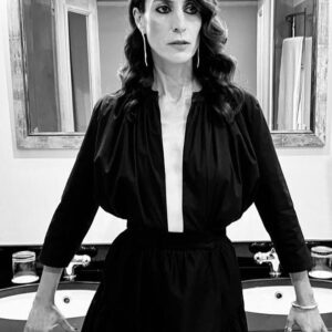 Isabel Abreu Instagram - Fazer um filme muitas vezes é uma luta. Nem sempre se consegue financiamento a primeira vez que se concorre. Muitas vezes são anos e anos de concursos. Alguns filmes acabam mesmo por não existir. Fazer cinema é quase um acto de resistência e persistência. Admiro muito as pessoas que continuam a acreditar e a fazer acontecer. Sempre que filmo sinto o privilégio do que estamos a fazer. Obrigada por não terem desistido de contar esta história @tiago_rodrigues_teatro e @tiagodoe. Este espelho de violências onde muitas vezes são os mais belos, frágeis e sensíveis que escolhemos sacrificar sem conseguir perceber a sua importância no nosso mundo. @leopardofilmes  @artistglobalmanagement 

@ricardopretoofficial @je.wellery @nanabenjamin_makeupartist @madmoisellehairstylist @griffehairstyle 
@hotelcascaismiragem 
@academiaportuguesadecinema 

#cinemaportugues