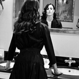 Isabel Abreu Instagram - Assim começaram as preparações para a noite de ontem. Assim me foi dada a entrada maravilhosa para celebrar o cinema no Prémios Sophia. Obrigada Maria Joao Almeida Bruno, Filipa Serrano @artistglobalmanagement e Ana Campos por me darem o mar antes de entrar. Aos que lutam e resistem e continuam a conseguir fazer filmes. Parabéns a todas, todos e todes. 🤍 obrigada @ricardopretoofficial mais uma vez, minha bela @je.wellery, ao meu coração @nanabenjamin_makeupartist e à minha @griffehairstyle .  @hotelcascaismiragem @academiaportuguesadecinema 
 

#cinemaportugues  #leopardofilmes