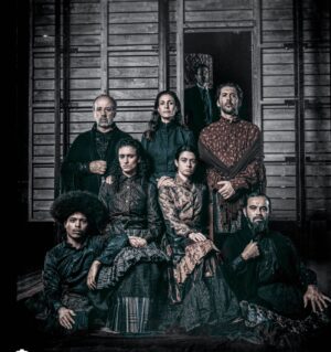 Isabel Abreu Instagram - Texto do incrível @tiago_rodrigues_teatro obrigada por tudo. CATARINA E A BELEZA DE MATAR FASCISTAS a reçu hier soir le Prix du Syndicat de la Critique pour le meilleur spectacle théâtral étranger en France.
Je suis honoré de recevoir ce prix et je suis désolé de ne pas avoir pu être à Paris pour le recevoir, car je dois rester auprès des équipes qui préparent la prochaine édition du Festival d'Avignon.
Merci au jury du prix et le Syndicat Professionnel de la
Critique.
Merci au Teatro Nacional D. Maria Il et son équipe, où nous avons produit cette pièce qui est maintenaient diffusé par le Festival d'Avignon.
Merci aux théâtres et festivals qui ont coproduit et présenté la pièce, notamment en France: le Festival d'Automne à Paris, le Théâtre des Bouffes du Nord, la Comédie de Caen, le Théâtre de la Cité et le Théâtre Garonne à Toulouse, la Maison de la Culture d'Amiens et Le Trident à Cherbourg.
Finalement, un grand merci à toute l'équipe artistique et technique de la pièce pour leur confiance, leur courage et leur talent.
Avec cette équipe, j'ai vécu et je continue à vivre une aventure où les transgressions, dérangements et complexités proposés sur la scène sont parfaitement compatibles avec une grande bienveillance dans les coulisses et le respect de la dignité de toutes et tous qui contribuent à la création d'un spectacle.
On essaye de mettre en scène la dystopie pour garder la possibilité de l'utopie dans nos vies. On essaye de mettre en scène le pessimisme, la violence, la peur, pour garder l'optimisme, l'amour et le courage dans nos vies.
Pas sûr que ce soit possible, mais nous essayons. A foto já não é actualizada. Devia estar nesta fotografia o António Afonso Parra e não o Pedro Gil. Mas quer o Pedro Gil quer a @sarahoneypie também estão neste prémio ❤️ obrigada Bravas Catarinas amo-vos muito. Obrigada por tudo o que temos feito com este espectáculo. Foto @pedromacedo_framed 

#theatre #prixsyndicatdelacritique