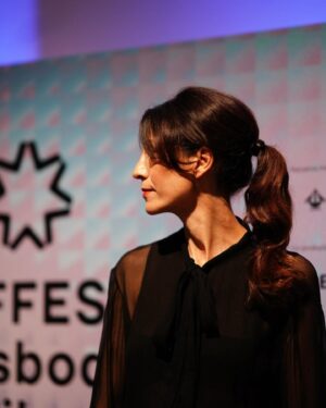 Isabel Abreu Instagram - Ontem foi a abertura do @leffest23 com um filme magnífico do @yorgoslanthimos Poor Things.
Ontem foi a noite onde pela primeira vez tive o enorme privilégio de vestir @dior . 
Não podia estar mais feliz com este encontro. 
Obrigada @_myoliveskin pela maquiagem magnífica @diorbeauty 
Obrigada minha @helenavazpereira  por seres minha cúmplice há tantos anos. Já não vivo sem ti. @griffehairstyle 
@avenue__clinic obrigada pelos mimos. 
Obrigada por me fazerem descobrir cada segundo deste belíssimo caminho e estarem sempre lá @artistglobalmanagement 

Fotografias @anapaganini_ 

#festivalcinema #leffest #dior