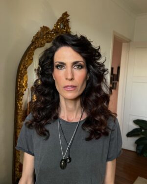 Isabel Abreu Instagram - Retratos de preparação de um jantar maravilhoso @dior  no atelier da @joanavasconcelosatelier 

Obrigada 🤍

Cabelo @griffehairstyle @madmoisellehairstylist 🤍

Make up @tomperdigao 
@diorbeauty 🤍

@globalpress 

@artistglobalmanagement