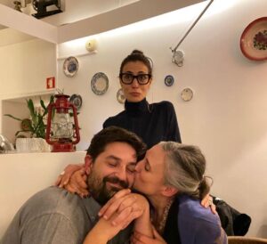 Isabel Abreu Instagram - A primeira vez que fui ao Festival de avignon foi convosco. Contar uma história que fala do amor à vida e do amor ao teatro. Vocês são isso tudo. Que orgulho. Hoje não oiço ao vosso lado as cornetas, mas está aí o meu coração. O primeiro de muitos. Até já . Merda merda merda. Toi toi toi @tiago_rodrigues_teatro e @magda.bizarro o meu amor ❤️ 

La première fois que je suis allée au Festival de Avignon, c'était avec vous. Raconter une  histoire qui parle de l'amour de la vie et de l'amour pour le théâtre. Vous êtes tout ça. Quelle fierté. Aujourd'hui, je n’écoute pas les cornes à côté de vous, mais mon cœur est là. Le premier de plusieurs . À bientôt . @tiago_rodrigues_teatro  @magda.bizarro  MERDA MERDA MERDA . TOI TOI TOI  je vous aime ❤️ @festivaldavignon