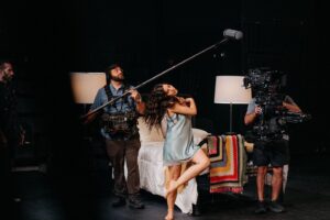 Isabel Arraiza Instagram - “estoy pensando, estoy recordando” ☁️✨
BTS de 𝘙𝘦𝘯𝘢𝘵𝘢, de Esteban Ruiz. 
📸:  @stephsegarra