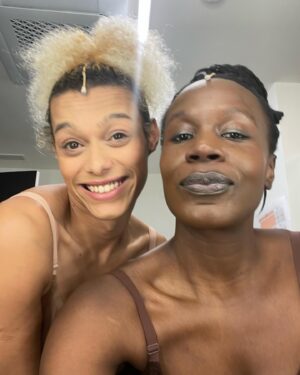 Isabél Zuaa Instagram - Grata a todas as pessoas envolvidas neste processo intenso.
Grata a todas as inspirações, por todas as frentes de batalha, por todas as lutas… por todas as vidas.

Missão da missão voltamos na próxima semana:
Quarta-feira dia 13  de Dezembro às 19h30
Quinta-feira dia 14 de Dezembro ás 19h30
Sexta-feira dia 15 de Dezembro às 19h30
Sábado 19h30 16 de Dezembro às 19h30 

Yes! Estamos de volta ✊🏾✊🏿

A Missão da Missão, de Aurora Negra
7 a 16 de Dezembro no @teatrodobairroalto

O TBA propôs ao coletivo Aurora Negra que revisitasse A Missão de Heiner Müller: porque foi a única peça que o Teatro da Cornucópia encenou duas vezes e em 2023 cumprem-se 50 anos da fundação desta companhia; porque a peça fala de uma revolução (falhada), e estamos quase nos 50 anos do 25 de Abril; porque, sendo escrita por um homem branco, fala de uma revolução negra; porque a última palavra do texto é “aurora”. Entretanto o espetáculo tornou-se outra coisa.

Em A Missão da Missão construímos uma revolução feminina e negra de sete mulheres em ciclos constantes de esperança. Reconhecendo a urgência de construir utopias para construir realidades mais igualitárias, A Missão da Missão tem por base os movimentos de libertação africana e a importância fundamental da participação feminina nessas lutas pela liberdade.