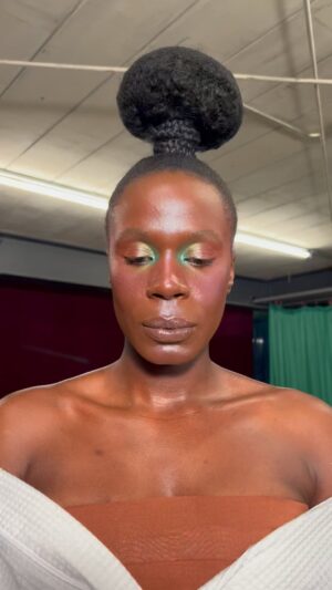 Isabél Zuaa Instagram - Esse é o jeito da PEREGRINA desejar uma boa semana migas.

Aqui com pentiado @trancas_dafrica 
E maquiagem
@marikatobeautyartist & @carlaxane 

#videoliberadopeladirecao. 
#blackactress #Peregrina