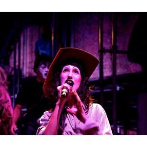 Isabela Mariotto Instagram - VIVA O TEATRO OFICINA
63 anos de companhia⚡️ 

to atrasada na postagem, mas como disse Lina, o tempo não é linear. 
e sempre é hora de celebrar o @oficinauzynauzona 
 
viva todos que fazem parte desse cordão 
ontem hoje amanhã! 

e mais um viva pra sua reabertura
paranoia entrou em cartaz ! 
se eu fosse você não perdia
ah, e daqui a pouquinho tem esperando godot também

vem !

as fotos acho que são da @jendoca 
a última é de quando a cesalpina quebrou o muro e fez o parque do bixiga entrar na pista ❤️

#teatrooficina 
#parquedobixiga 
#paranoia