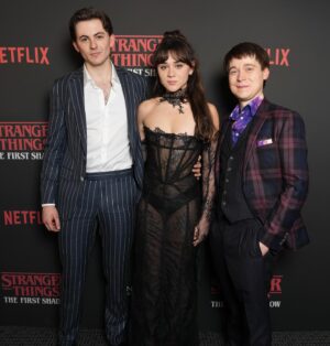 Isabella Pappas Instagram - press night with these lovely people🕷️♥️ wearing @dreaming_eli styled by @abisoye_o