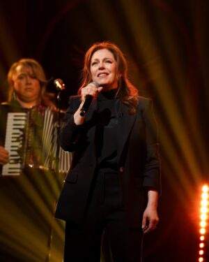 Isabelle Boulay Instagram - Rendez-vous ce soir à @bonsoirbonsoirrc où j’ai l’honneur de chanter pour tous les cœurs de mères la « belle des belles » chanson « À ma mère » de notre cher Paul Daraîche ❤️

📸 @kaduf 

#isabelleboulay #bonsoirbonsoir #pauldaraiche #fetedesmeres #chansonfeancophone