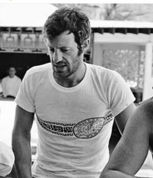 Isabelle Boulay Instagram - Cher Jean-Paul,
J’avais deux ans, je regardais tes films , et j’étais déjà amoureuse de toi! ♥️
Pour mon quatrième anniversaire, mon père m’avait demandé ce que je voulais comme cadeau et je lui avais répondu «  Je veux que tu invites Bebel à se joindre à nous. » 
Je t’ai attendu en vain toute la journée… 
Un jour, à Paris, j’ai pris tout mon courage et je suis allé te saluer à la brasserie où tu avais tes habitudes, tu m’avais accueillie avec ton sourire de légende.
Tu étais fait pour faire rêver… 
Là où tu t’en vas, je te souhaite de retrouver ta bande de copains et que vous fassiez une grande fête! 
#jeanpaulbelmondo #belmondo #rip