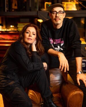Isabelle Boulay Instagram - Cet élégant garçon, c’est @gusvango l’un de mes chanteurs punk préféré. 
Et c’est aussi le réalisateur de mon nouvel album 💿 .
Il n’y a pas une fille plus heureuse que moi en ville!