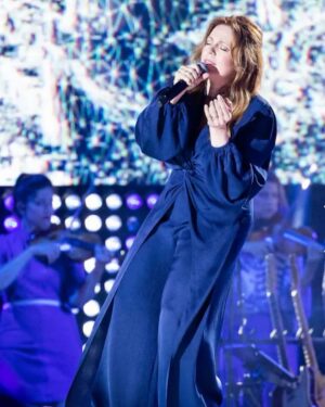 Isabelle Boulay Instagram - Toujours un privilège et une grande émotion que de chanter pour vous et pour notre Québec !💙

📸 Toma Iczkovits

#fetenationaleduquebec #isabelleboulay #montreal #mtlmoments #mtl #24juin #2023