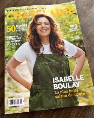 Isabelle Boulay Instagram - ☀️ Un souvenir heureux!!! L’une des joies que je partageais avec ma mère, c’était celle de trouver dans la boîte aux lettres son exemplaire du magazine CHÂTELAINE pour lequel elle avait le privilège d’avoir un abonnement à vie!

J’ai particulièrement hâte qu’elle reçoive celui-ci!!!

Cette séance photo sous le regard de la vibrante Andréanne Gauthier et cette rencontre avec Jean-Yves Girard, resteront gravés pour toujours dans mon p’tit coeur ♥️!

Merci à cette formidable équipe de talents et d’humains qui sont entrés avec nous dans  la ronde pour en faire ce « souvenir heureux »! 

C’était un très beau jour !
Merci encore! @chatelaineqc 

Disponible en kiosque dès vendredi. 🥰

. . . 
Rédactrice en chef : Johanne Lauzon
Directrice artistique : Christine Lapointe
Productrice : Ann Ross
Photographe : Andréanne Gauthier @andreanne_gauthier 
Stylisme mode : Sabrina Deslauriers (Teamm Agency) @sabrinadeslauriers @teamm.agency 
Mise en beauté : Marco Marsolais @marcomarsolais 
Coiffure : Marie-Josée Lepage @mariejoseelepage 
Assistants de la photographe : Vanessa Brossard et Kéven Poisson
Assistant de la styliste : Patou

Salopette : R13 
T-shirt : James Perse 
Bracelet: collection personnelle
Merci au parc Marguerite Bourgeoys à Pointe St-Charles pour l'accueil

#isabelleboulay #chatelaine #juillet2023 #andreannegauthierphotographe