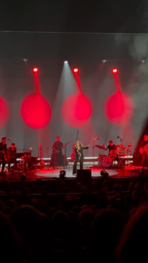 Isabelle Boulay Instagram - Un souvenir heureux que ce « Grand soir » aux Francofolies! 

C’était l’occasion rêvée de ne rien nous refuser et d’entrer ensemble dans l’espace du rêve! 

À vous qui y étiez, je vous étreins et vous tiens sur mon cœur.

Merci à mes musiciens qui accompagnent de leur exceptionnelle chaleur toutes mes intentions et merci aux équipes techniques qui œuvrent pour amener vers vous ce tissage entre les sons et la lumière!

Isabelle ♥️🧚🏼‍♀️♥️

. . .
#isabelleboulay #dameriquesetdefrance #spectacle #première #theatremaisonneuve @placedesarts @francosmtl #montreal #mtlmoments #mtl