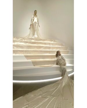 Isabelle Huppert Instagram - Thank you Demna for so beautifully reawakening this amazing dress by Callot Sœurs, my family legacy. Thank you Anna for celebrating craftsmanship & artisans with such dedication. A night at the museum to remember. 🤍

📸 by Demna

@balenciaga #Demna #AnnaWintour #MetGala @voguemagazine #CallotSoeurs
