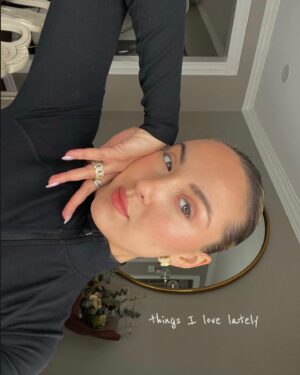 Isabelle Labrecque Instagram - currently beating seasonal depression