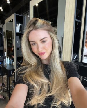 Isabelle Labrecque Instagram - new hair alert 🔔 

ce que j’ai demandé à ma coiffeuse: 

• face framing de mèches plus chunky
• réchauffer mon châtain naturel avec un gloss 
• light honey blond look 

@kathleen__landry @salonespacec