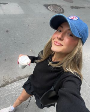 Isabelle Labrecque Instagram - 1, 2 ou 3? ☕️✨💐