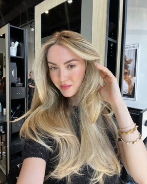 Isabelle Labrecque Instagram - new hair alert 🔔 

ce que j’ai demandé à ma coiffeuse: 

• face framing de mèches plus chunky
• réchauffer mon châtain naturel avec un gloss 
• light honey blond look 

@kathleen__landry @salonespacec