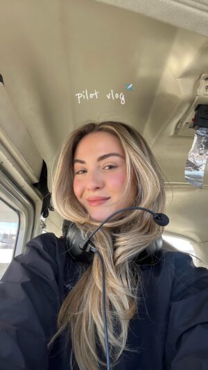 Isabelle Labrecque Instagram - another day another pilot vlog 👩🏼‍✈️🌟

ps: pourquoi j’ai pas fait de brow lamination avant??? je capote @cliniquefame