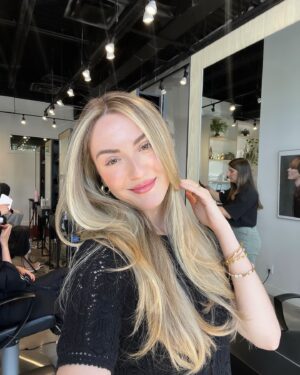 Isabelle Labrecque Instagram - new hair alert 🔔 

ce que j’ai demandé à ma coiffeuse: 

• face framing de mèches plus chunky
• réchauffer mon châtain naturel avec un gloss 
• light honey blond look 

@kathleen__landry @salonespacec