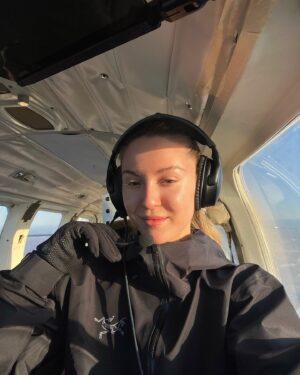 Isabelle Labrecque Instagram - *sleepy head alert* vraiment grateful d’être dans le ciel le même jour de l’éclipse solaire !! manifestations are going strong !! 🪐✨💫
