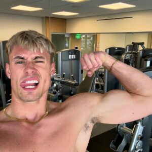 Isaiah Campbell Instagram - Physique Update🫣

Keep working hard everyday and remember once you get to being consistent and get rid of sugar watch what happens🫡