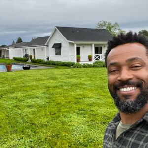 Isaiah Mustafa Instagram - Sadly, my Oregon wine adventure has ended… for now. Thank you @atthejoy and @eolaamityhillsava 
for the beautiful accommodations and introduction to some amazing wines!! Big love to @alaskaair for checking our 2 cases of wine for free. #winefliesfree #iflyalaska 
#eolaamityhills

You know I had to stop by @voodoodoughnut and stuff my face before walking over to @powellsbooks to pick up some reading material for the flight 😁