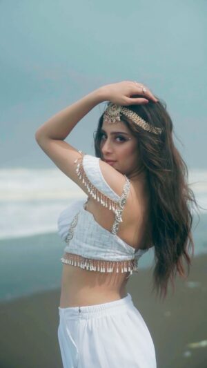 Isha Malviya Instagram - Zaalima🌊🤍
.
Vc @chakliproduction 
Mua @beautybythebeastt 
Hair @shabana_sheikh_11 
Outfit @whatishawore_ 
.
#zaalima #dance #shreyaghoshal #dystinct #dancereel #trendingsong #ishamalviya #bellydance #beach #reelitfeelit