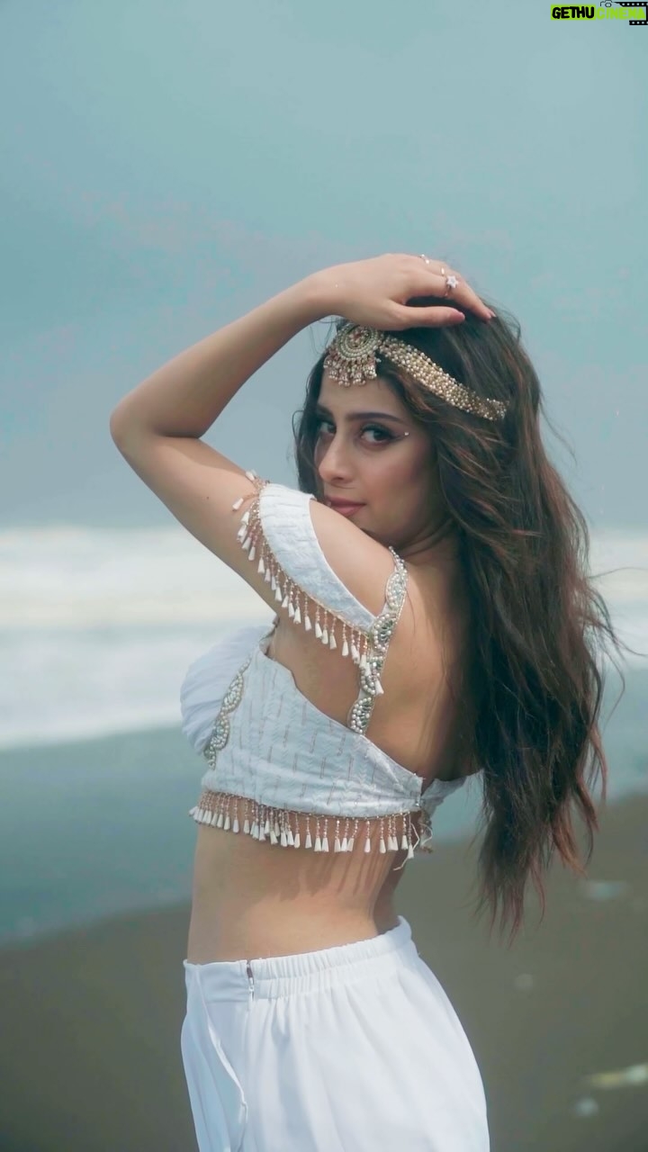 Isha Malviya - 654.6K Likes - Zaalimašš¤
.
Vc @chakliproduction
Mua @beautybythebeastt
Hair @shabana_sheikh_11
Outfit @whatishawore_
.
#zaalima #dance #shreyaghoshal #dystinct #dancereel #trendingsong #ishamalviya #bellydance #beach #reelitfeelit