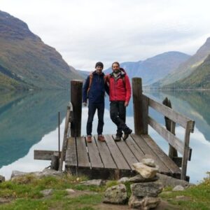 Ismaël Khelifa Instagram - Merci d'avoir été si nombreux à re(voir) ces Echappées Belles en Norvège avec @ismaelkhelifa et @matthieutordeur  sur @france5 !

Retrouvez #EchappéesBelles sur @france.tv ➡ http://bit.ly/EchappeesBellesReplay

Bravo aux équipes : @bo_travail  @dpourageaux  @lorisquinto  Philippe Chalouni  @simonfichet  #juliensterle

Voici nos bonnes adresses :

Croisière en Norvège : 
@hurtigruten 
https://www.hurtigruten.fr/ 

Ecole d’aventure de Robin ou kayak dans un fjord : @daleoenexperience 

Fumerie de Gro à Svanøy : 
@svanoylaks 
https://svanoylaks.no/ 

Nuit à #Svanøy : Svanøy Hovedgård
https://www.booking.com/hotel/no/svanoy-hovedgard.fr.html 

Nuit à #Florø : Quality Hotel Florø
https://www.booking.com/hotel/no/quality-flora.fr.html 

Randonnée dans le parc national du #Jotunheimen : https://jotunheimen.com/en/ 

Voyage sur-mesure dans les montagnes de Norvège : @wonder_norway 
https://wondernorway.com/en/

Grotte de glace millénaire avec #DagIngeBakke : 
https://klimapark2469.no/en/

Lac #Lovatnet, entre fjords et glaciers : https://www.visitnorway.fr/listings/lovatnet-lake/217649/ 

Rafting sur la rivière #Sjoa avec :
Noémie Maurouard :  47 952 11 263

Vans de Toma et Simonas: Fjord Campers 
https://www.fjordcampers.no/

Lutefisk de @eidehandel 
https://eidehandel.no/

Manger un #lutefisk à #Tromso: le Arctandria Sjomatrestaurant
https://www.skarven.no

Manger une tête de mouton: le Smalahovetunet
https://smalahovetunet.no

Visiter l’usine et acheter un pull @nordlender 
https://norlender.no/

Acheter de la laine de Norvège: #Hillsvag
https://ull.no/

Pour acheter les photos de Virgil Reglioni ou partir chasser les aurores boréales avec lui:
https://www.virgilreglioni.com/ 
@virgilreglioniphotography 

L'équipe de tournage était chaudement équipée par @lagoped . Des vêtements de montagne éco-responsables, fabriqués entièrement en Europe à partir de matières recyclées : https://lagoped.com/ 

L’équipe a été chaussée par la marque @sorelfootwear 
https://www.sorelfootwear.fr/ 
Contact client : 01 70 36 10 08 / Lun - Ven 9h à 13h/ 14h à 18h