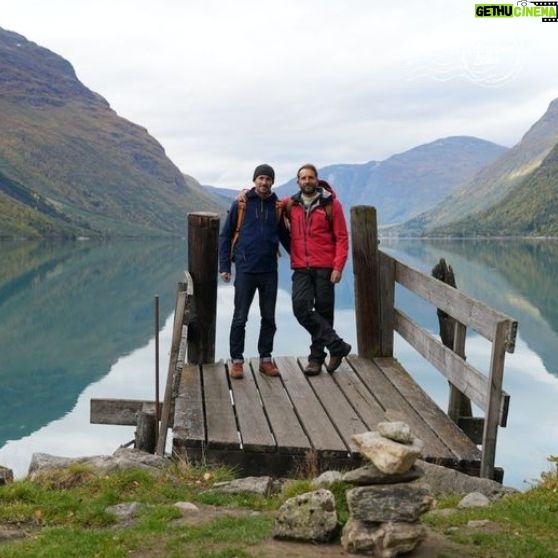 Ismaël Khelifa - 2.4K Likes - Merci d'avoir été si nombreux à re(voir) ces Echappées Belles en Norvège avec @ismaelkhelifa et @matthieutordeur sur @france5 !
Retrouvez #EchappéesBelles sur @france.tv ➡ http://bit.ly/EchappeesBellesReplay
Bravo aux équipes : @bo_travail @dpourageaux @lorisquinto Philippe Chalouni @simonfichet #juliensterle
Voici nos bonnes adresses :
Croisière en Norvège :
@hurtigruten
https://www.hurtigruten.fr/
Ecole d’aventure de Robin ou kayak dans un fjord : @daleoenexperience
Fumerie de Gro à Svanøy :
@svanoylaks
https://svanoylaks.no/
Nuit à #Svanøy : Svanøy Hovedgård
https://www.booking.com/hotel/no/svanoy-hovedgard.fr.html
Nuit à #Florø : Quality Hotel Florø
https://www.booking.com/hotel/no/quality-flora.fr.html
Randonnée dans le parc national du #Jotunheimen : https://jotunheimen.com/en/
Voyage sur-mesure dans les montagnes de Norvège : @wonder_norway
https://wondernorway.com/en/
Grotte de glace millénaire avec #DagIngeBakke :
https://klimapark2469.no/en/
Lac #Lovatnet, entre fjords et glaciers : https://www.visitnorway.fr/listings/lovatnet-lake/217649/
Rafting sur la rivière #Sjoa avec :
Noémie Maurouard : 47 952 11 263
Vans de Toma et Simonas: Fjord Campers
https://www.fjordcampers.no/
Lutefisk de @eidehandel
https://eidehandel.no/
Manger un #lutefisk à #Tromso: le Arctandria Sjomatrestaurant
https://www.skarven.no
Manger une tête de mouton: le Smalahovetunet
https://smalahovetunet.no
Visiter l’usine et acheter un pull @nordlender
https://norlender.no/
Acheter de la laine de Norvège: #Hillsvag
https://ull.no/
Pour acheter les photos de Virgil Reglioni ou partir chasser les aurores boréales avec lui:
https://www.virgilreglioni.com/
@virgilreglioniphotography
L'équipe de tournage était chaudement équipée par @lagoped . Des vêtements de montagne éco-responsables, fabriqués entièrement en Europe à partir de matières recyclées : https://lagoped.com/
L’équipe a été chaussée par la marque @sorelfootwear
https://www.sorelfootwear.fr/
Contact client : 01 70 36 10 08 / Lun - Ven 9h à 13h/ 14h à 18h