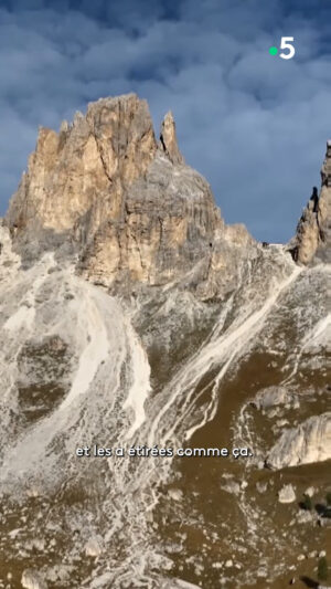 Ismaël Khelifa Instagram - Montée en funiculaire pour des paysages spectaculaires à 2680m d'altitude. Rendez-vous samedi soir à 21h sur France5 pour des Echappées Belles inédites dans les #dolomites avec @ismaelkhelifa et la #glaciologue @heidisevestre 

Pour (re)voir ces #EchappéesBelles sur @france.tv ➡️ bit.ly/EchappeesBellesReplay

@bo_travail  @dpourageaux  @anne.duchene_  @Hyacinthe Lapin @antonindeparis  @Béatrice Fainzang
