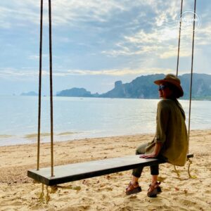 Ismaël Khelifa Instagram - Merci d'avoir été si nombreux à suivre @so_jovillard dans ces premières Echappées Belles de la saison, en #Thaïlande, hier soir sur @france5 .

Retrouvez #EchappéesBelles sur @france.tv ➡ http://bit.ly/EchappeesBellesReplay

Merci aux équipes : @bo_travail @fkpoirier  @geraudcombelles  @julienrousselrenard  #YvesLeBaccon 

Voici nos bons plans : 
Toutes les informations nécessaires pour organiser son voyage en Thaïlande : 
https://www.tourismethai.fr/
#mathailande #amazingthailand @mathailande 

@krabiboatrental 
www.krabybesttours.com

#TIGERCAVETEMPLE 
35 Krabi Noi, Mueang Krabi District, Krabi, 81000

MARCHE de #MAHARAJ 
69 Maharaj 7 Alley, Krabi

#BANGNARA (Crêperie)
Bangnara Roti & Coffee - 92/97 Vicar Road, Pak Nam, Mueang Krabi District, Krabi, 81000

@kruathara 
www.kruathara.wordpress.com

@aquabeachclubkrabi 
Aqua Beach Club & Restaurant Krabi 

GREEN GUARDIANS (Association de Guillaume Lebout)
@_greenguardians_

@natureminded (Association de Pierre Echaubard)

@phangnga_elephant_park 
www.phangngaelephantpark.com

@kindeeporvoo 
Hin Look Die Village, Mai Khao, Phuket Island

MARINE LELLOUCHE : 
@adventhai 

#MYDREAMGUESTHOUSE
83 12 Mae Yao, Mueang ChiangRai District, Chiang-Rai

WHITE TEMPLE
1 Phahonyothin Road, Pa O Don Chai, Mueang Chiang Rai District, Chiang Rai 57000

MARCHE AUX FLEURS DE BANGKOK « I.C.P FLOWER MARKET »
53 Chakkraphet Rd, Wang Burapha Phirom, Phra Nakhon, Bangkok 10200

AVENTURES GASTRONOMIQUES DE « NYM » SUR LES RESEAUX SOCIAUX : 
@nymster 
You Tube : Journym Journey

DORMIR À KHO SURIN
https://www.thainationalparks.com/mu-ko-surin-national-park

RESTAURANT #THEBLUEELEPHANT
Krabi Road 96, Talat Nuea, Phuket 83000
https://blueelephant.com/restaurant/phuket-restaurant/

#TANITAHOUSE
152 ถนน เจริญราษฎร์ Wat Ket, Mueang Chiang MaiWEB
https://www.tanitahouse.com/

#SUNSHINEMASSAGESCHOOL
159/2 ถนน แก้วนวรัฐ 4 ตำบลวัดเกต Mueang Chiang Mai
https://www.sunshine-massage-school.com/
