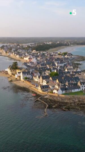 Ismaël Khelifa Instagram - Galette et fest noz... Des Echappées Belles gourmandes inédites avec @lechefanto dans le Finistère à découvrir ce soir à 21h sur France 5.

Pour revoir l'émission #EchappéesBelles, c'est sur @france.tv ➡ bit.ly/EchappeesBellesReplay

@bo_travail  @yannstreff  @clairedebuyser  @mcfourn  @cookgregjames Theo Clamart