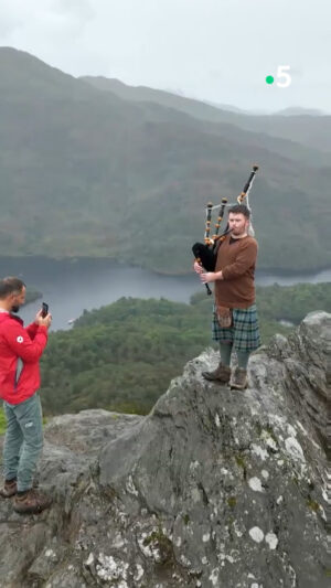 Ismaël Khelifa Instagram - Randonnée en #ecosse pour @ismaelkhelifa pour des #EchappéesBelles inédites à découvrir samedi soir à 21h sur @france5 

Pour revoir l'émission Echappées Belles, c'est sur @france.tv => bit.ly/EchappeesBellesReplay

@bo_travail  @fred.mianne  #aureliamichon #prescilliamichel @julien_sterle_dop  @insta.lem  @sven.etcheverry