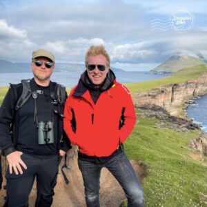 Ismaël Khelifa Instagram - Merci d'avoir regardé ces Echappées Belles aux #ilesferoe avec @jeromepitorinoff  hier soir sur @france5 .

Pour revoir l'émission #EchappéesBelles, c'est sur @france.tv ➡ bit.ly/EchappeesBellesReplay

Bravo aux équipes : @bo_travail  @vincent.chaffard  @jmarcchauvet  @anne.duchene_  @yannmanier  @hentzeelin 

Voici nos bonnes adresses :

Faire du kayak sur le lac Leitisvatn :
Vága kajak

Découvrir les îles Féroé en hélicoptère à un prix très accessible
@atlanticairways 
https://www.atlanticairways.com/en/helicopter

Séjourner sur l’île isolée de Stora Dimun et participer à la vie de la ferme.
Stóra Dímun - Dímunargarður
http://storadimun.fo/Default.aspx?ID=7
dimun@olivant.fo

Déguster la cuisine traditionnelle Ferroïenne
@raestrestaurant 
https://raest.fo/raest/#menu

Découvrir l’esprit du « Heimablidni » et la convivialité Féroïenne :
@heimablidnihjaonnuogola 
Oli et Anna Rubeksen
https://heimablidni.fo

Acheter les posters, tee-shirts et mugs d’Harriet Olafsdóttir :
@byolafsdottir 
https://byolafsdottir.com

Pour découvrir les photographies de Lucas et Ophélie :
Lucas FRAYSSINET
@lucas_images 
Ophélie GIRALT
@hydase 

Pour goûter à la cuisine traditionnelle féroïenne et notamment à la nourriture fermentée :
@aarstova.restaurant 
1 Gongin, Tórshavn 100, Îles Féroé
 298 333000
https://aarstova.fo/aarstova/

Pour découvrir l’île de Kalsoy avec Jóhannus :
visitkallur@gmail.com