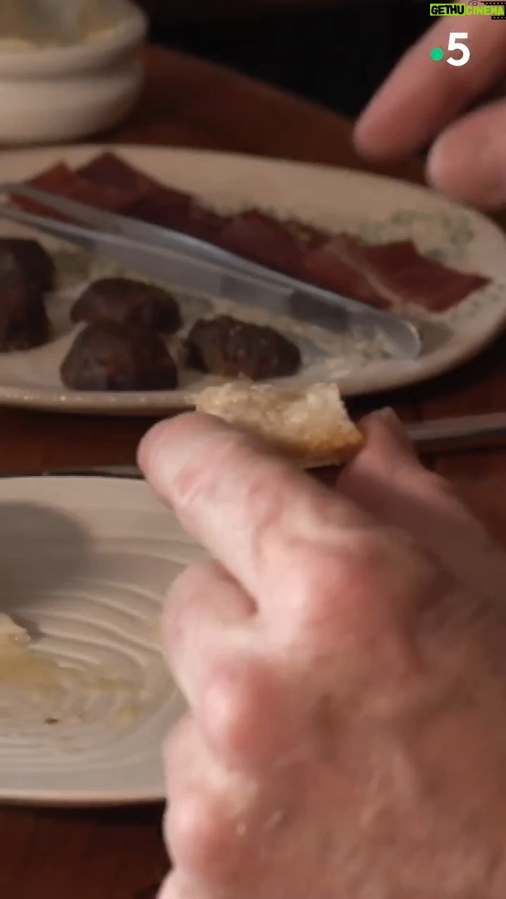 Ismaël Khelifa - 1.7K Likes - Quand @jeromepitorinoff goûte de la viande fermentée de mouton ... rendez-vous ce soir à 21h sur @france5 pour ces #EchappéesBelles aux #îlesFéroé !
Pour revoir l'émission #EchappéesBelles, c'est sur @france.tv ➡ bit.ly/EchappeesBellesReplay
@bo_travail @vincent.chaffard @jmarcchauvet @anne_duchene_ @yannmanier @hentzeelin