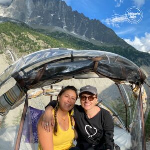 Ismaël Khelifa Instagram - Merci d'avoir été si nombreux à suivre @So_jovillard dans ses Echappées Belles inédites en week end à Chamonix hier soir sur @France5 .

Retrouvez #EchappéesBelles sur france.tv ➡ http://bit.ly/EchappeesBellesReplay

Merci aux équipes : @Bo Travail  Loris Quinto  Greg Cook-Garlatti #AnnaHanslik #RegisCroizer Maxime Souville  Thibault Rossi  #davidbensaid 

Voici nos bons plans : 

Séjourner à Chamonix : 
https://www.chamonix.com/
#chamonix #montblanc #chamlive
@chamonixmontblanc

Hôtel RockyPop 
@rockypopchamonix - #RockyPop

Galerie café des Aiguilles 
https://galerie-cafe-aiguilles.com/

Aux Petits Gourmands Chalet4810 
https://boutique.petitsgourmands.fr/

Restaurant La Fine Bouche 
https://la-fine-bouche-chamonix.eatbu.com/?lang=fr

La ferme de Vallorcine (fromages) 

Safran du Mont-Blanc (miel et confitures) - 
http://www.safrandumontblanc.com/SAFRAN_DU_MONT-BLANC.html

Paddle au lac de Passy: @ecoloradorafting

Rafting à Chamonix @evolution2outdoorspecialist

Nuit dans une tente bulle au refuge des Mottets : 
@buvettedesmottets

Voyager de la france à l’italie en télécabine 
@montblanc_nr

Josée de vérité, sculpteur @de_verite_mermoud

Cueillette sauvage avec Sebastien Perrier. @montagnenature

Festival de cosmo jazz @cosmojazz_festival

Givré ( glacier ) @lafabriquegivree

Brocanteur mobilier alpin : nicolabrocante@yahoo.fr

Batons d’alain à Chamonix: @snell_sports

Visiter les gorges de la Diosaz : @gorgesdeladiosaz

Refuge des cosmiques : @refugedescosmiques 

Boire un coup à Chamonix : @lepetitsocial

Colo “Cham’ et colo “ 

Musée des cristaux : #MuseeDesCristaux

Guide Haute montagne : Christophe Baud 06  59 28 51 68

Les chalets de Philippe : @leschaletsdephilippe

Café rose du pont : @rosedupont_chamonix
