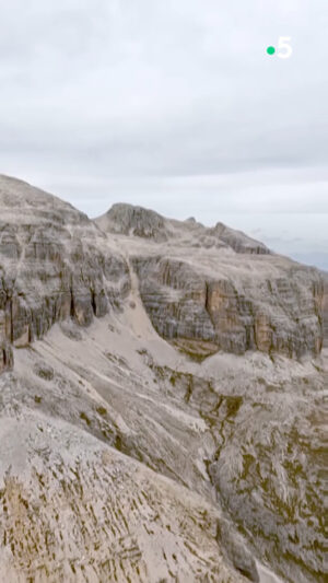 Ismaël Khelifa Instagram - Direction les #glaciers dans les #dolomites avec @ismael_khelifa et la glaciologue @heidisevestre  pour des Echappées Belles inédites. Rendez-vous ce soir à 21h sur France5.

Pour (re)voir ces #EchappéesBelles sur @france.tv ➡️ bit.ly/EchappeesBellesReplay

@bo_travail  @dpourageaux  @anne.duchene_  @Hyacinthe Lapin @antonindeparis  @beatricefainzang
