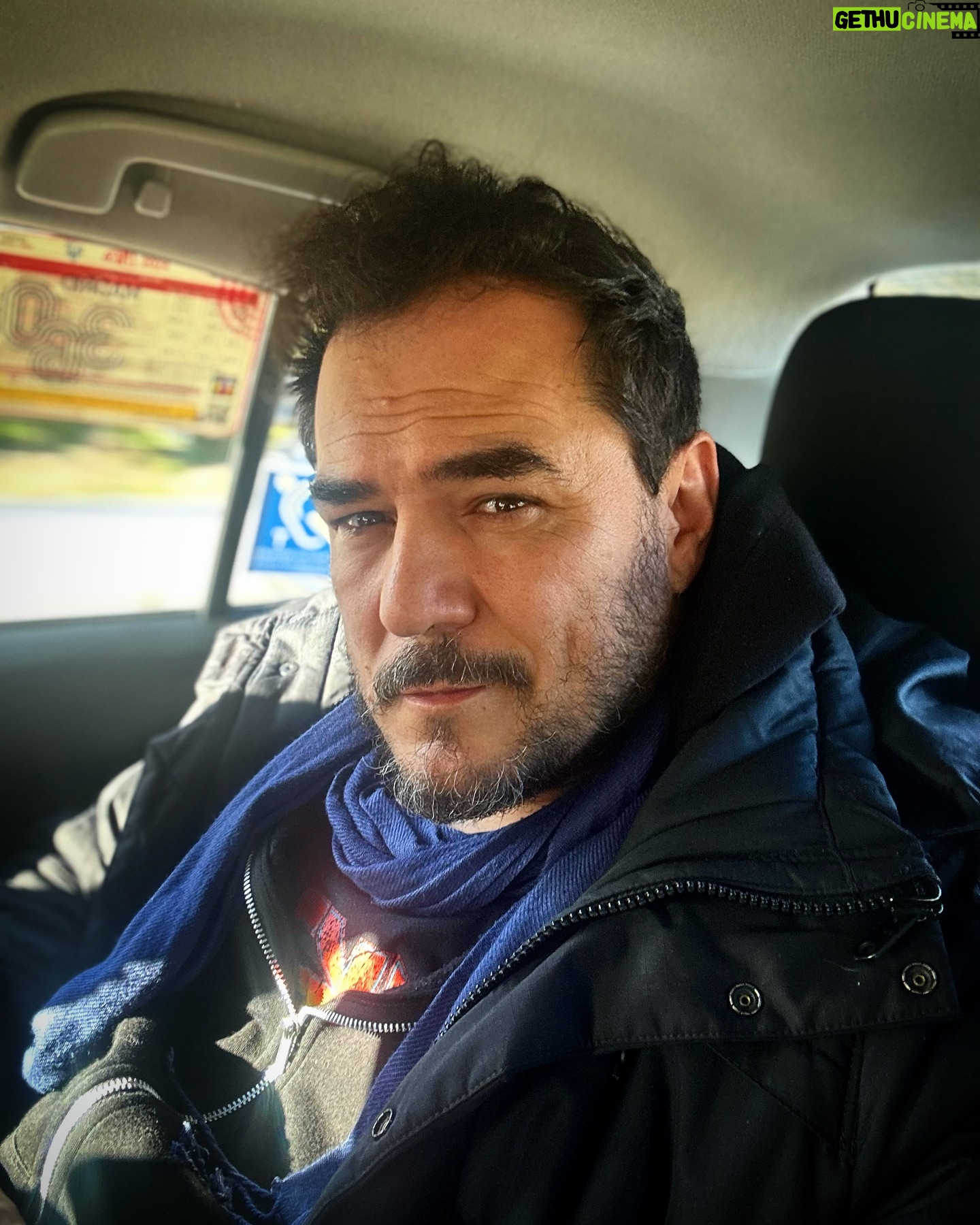 Ismael Serrano - 8.4K Likes - Casi 50. Madre mĆa, cómo pasa el tiempo. Y para sobrellevarlo me hago el lindo en el taxi. Ya ves. š¤·š»āāļø