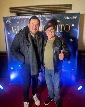 Ismael Serrano Instagram - Tremendo elenco el de la versión teatral de El principito que tuvimos la oportunidad de ver en Buenos Aires.

Qué maravilla escuchar al gran @bagliettojuanc interpretando al Piloto.

Qué hermoso viaje a la infancia.