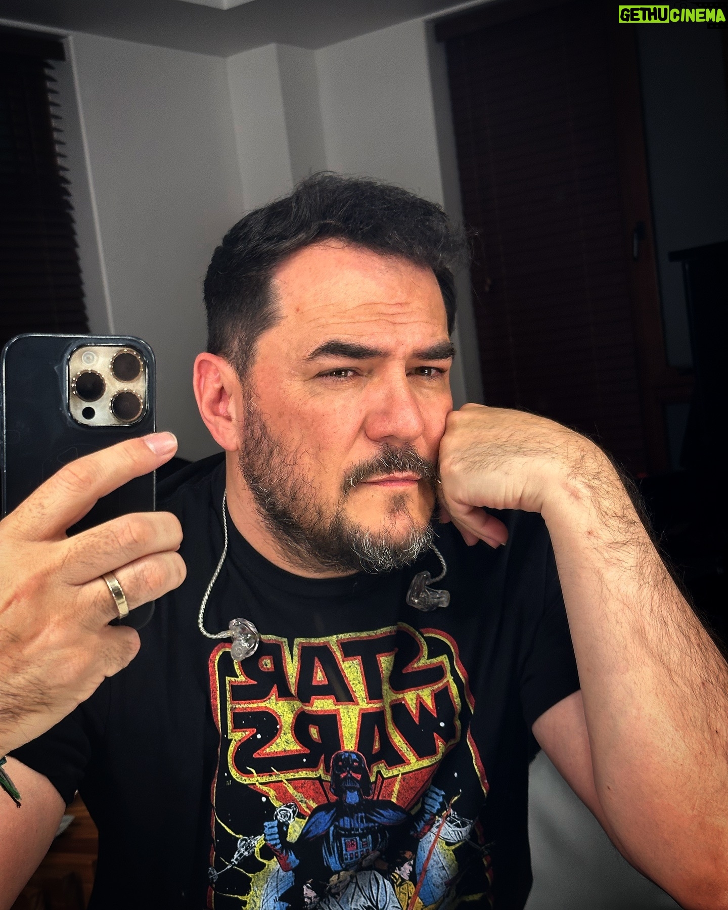 Ismael Serrano - 8.1K Likes - Cantautor circunspecto minutos antes de salir a escena. En unas horas viajamos a Temuco. Gracias, Frutillar!!