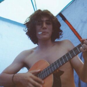 Ismael Serrano Instagram - Escribí vértigo con apenas 20 años. Sentía, supongo, que el tiempo se me escapaba, que la hora de tomar decisiones se acercaba, que el futuro no podía ser permanentemente aplazado. El tiempo pasa y aquellos versos siguen siendo tan eficaces como entonces: me ayudan a sentirme acompañado en tiempos de adversidad. Gracias por ayudarme a atenuar el vértigo.