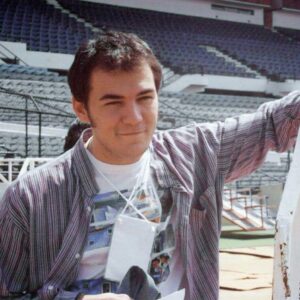 Ismael Serrano Instagram - Escribí vértigo con apenas 20 años. Sentía, supongo, que el tiempo se me escapaba, que la hora de tomar decisiones se acercaba, que el futuro no podía ser permanentemente aplazado. El tiempo pasa y aquellos versos siguen siendo tan eficaces como entonces: me ayudan a sentirme acompañado en tiempos de adversidad. Gracias por ayudarme a atenuar el vértigo.