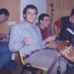 Ismael Serrano Instagram - Escribí vértigo con apenas 20 años. Sentía, supongo, que el tiempo se me escapaba, que la hora de tomar decisiones se acercaba, que el futuro no podía ser permanentemente aplazado. El tiempo pasa y aquellos versos siguen siendo tan eficaces como entonces: me ayudan a sentirme acompañado en tiempos de adversidad. Gracias por ayudarme a atenuar el vértigo.